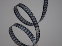 电影《不离不弃》官方海报 - 黄俊鹏、张芷溪主演都市爱情片